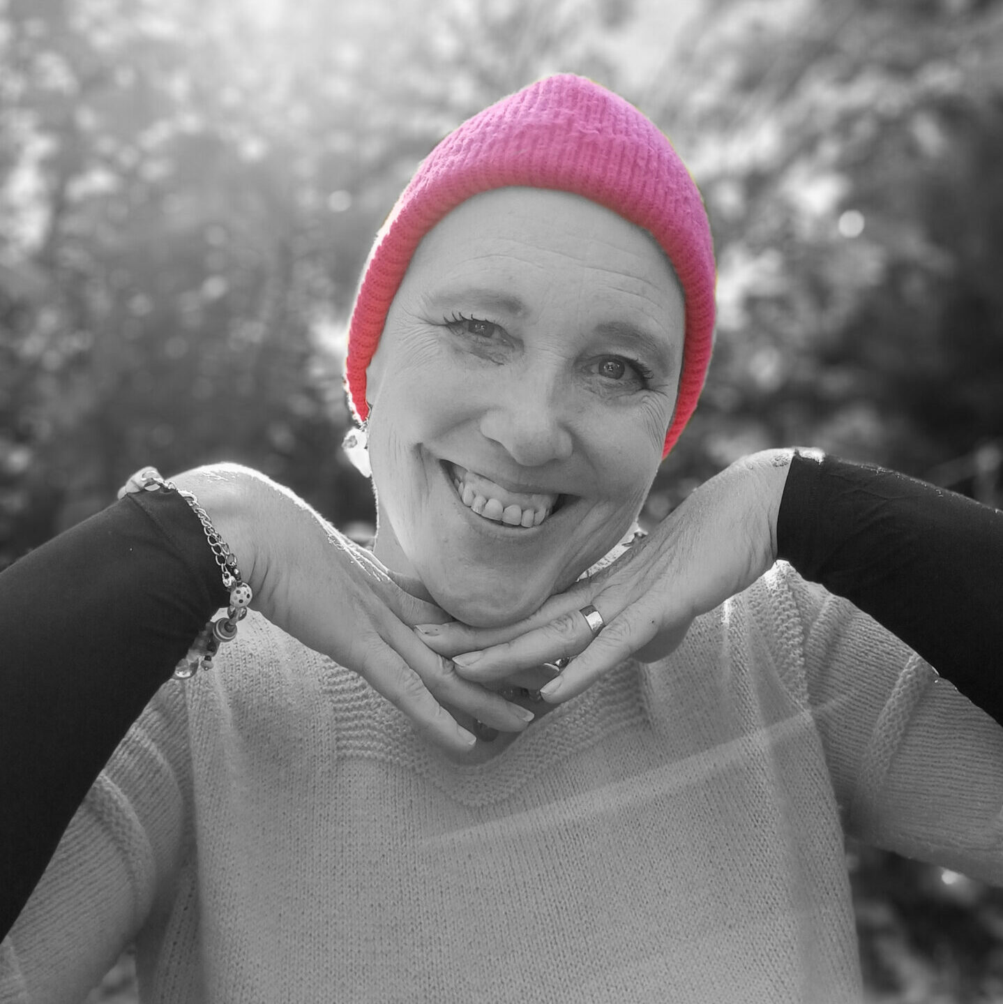 Ein Bild, das Nike Roos lächelnd und verschmitzt zeigt