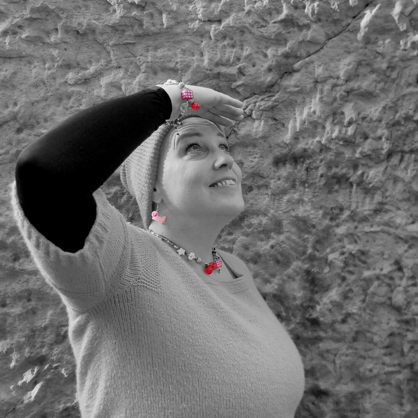 Foto, das Nike Roos zeigt, wie sie staunend nach oben blickt.